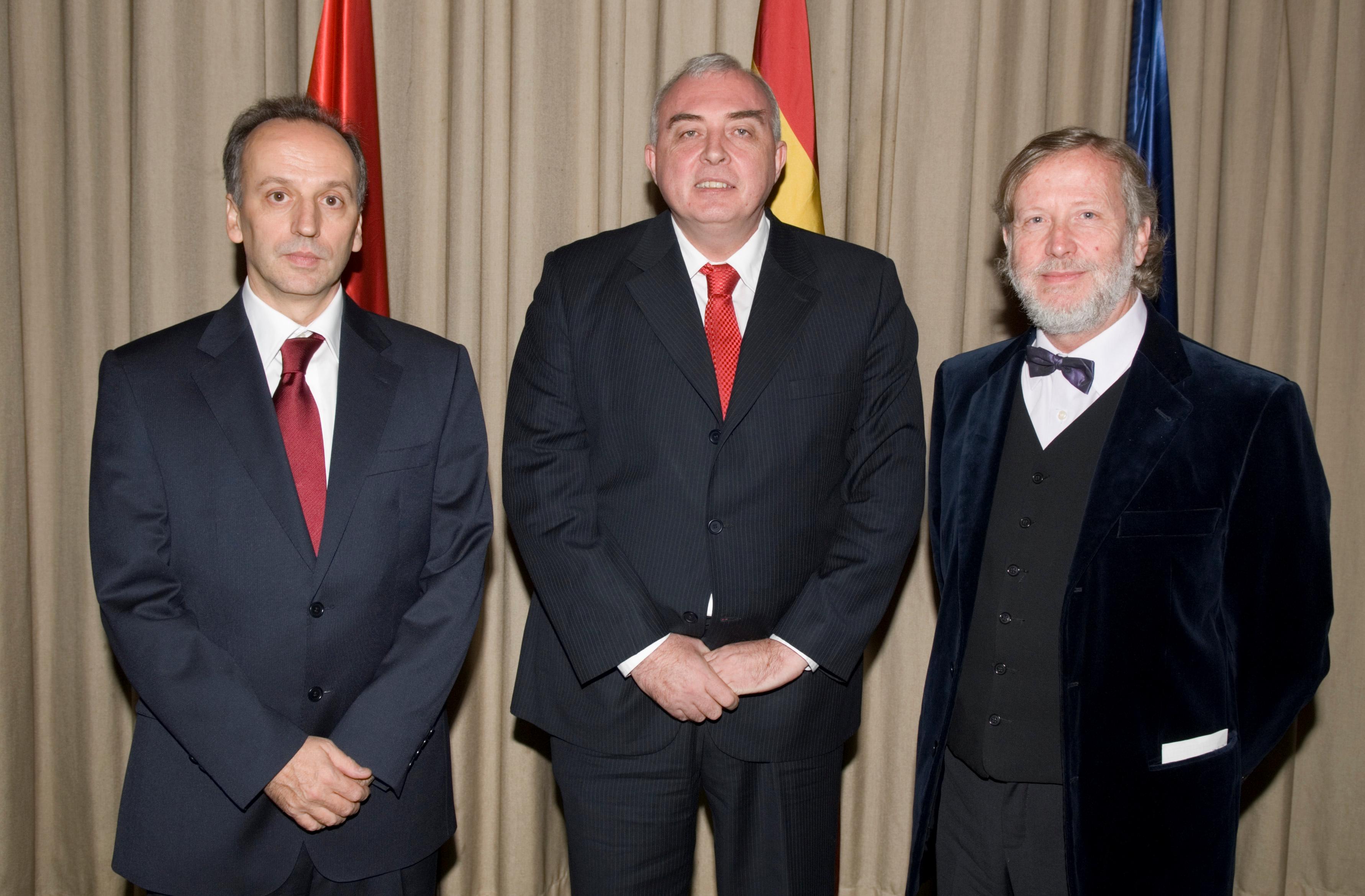 Javier Uceda, rector de la UPM, junto a César Sanz a su derecha, y Justo Cariacedo, director saliente de la EUITT